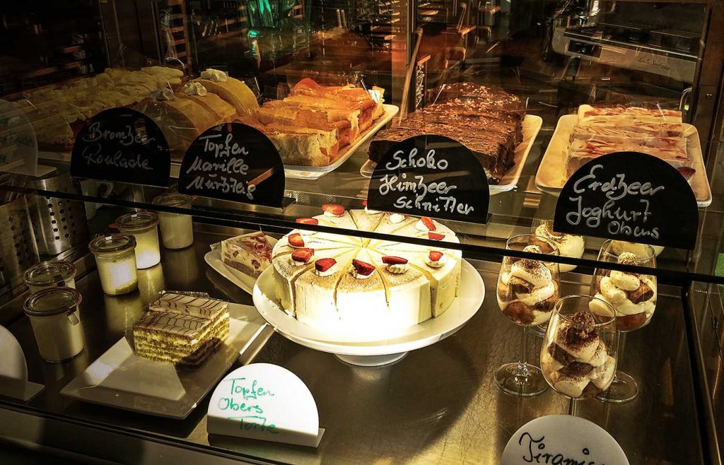 Kuchen und Torten im Cafe Die Kaffeemacher in der Stadtgalerie in Schwaz